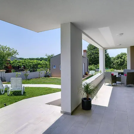 Modern In With Garden * Pola