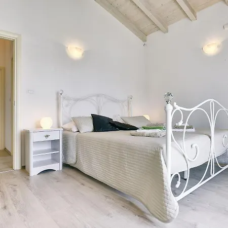 Modern In With Garden Villa Pola