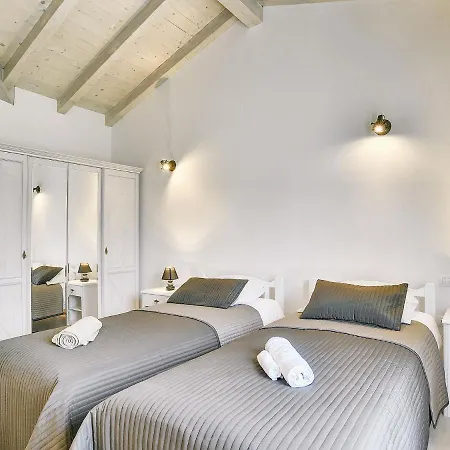 Villa Modern In With Garden Pola