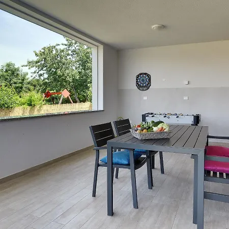 Modern In With Garden Villa Pola