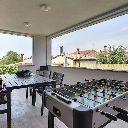 Modern In With Garden Pola